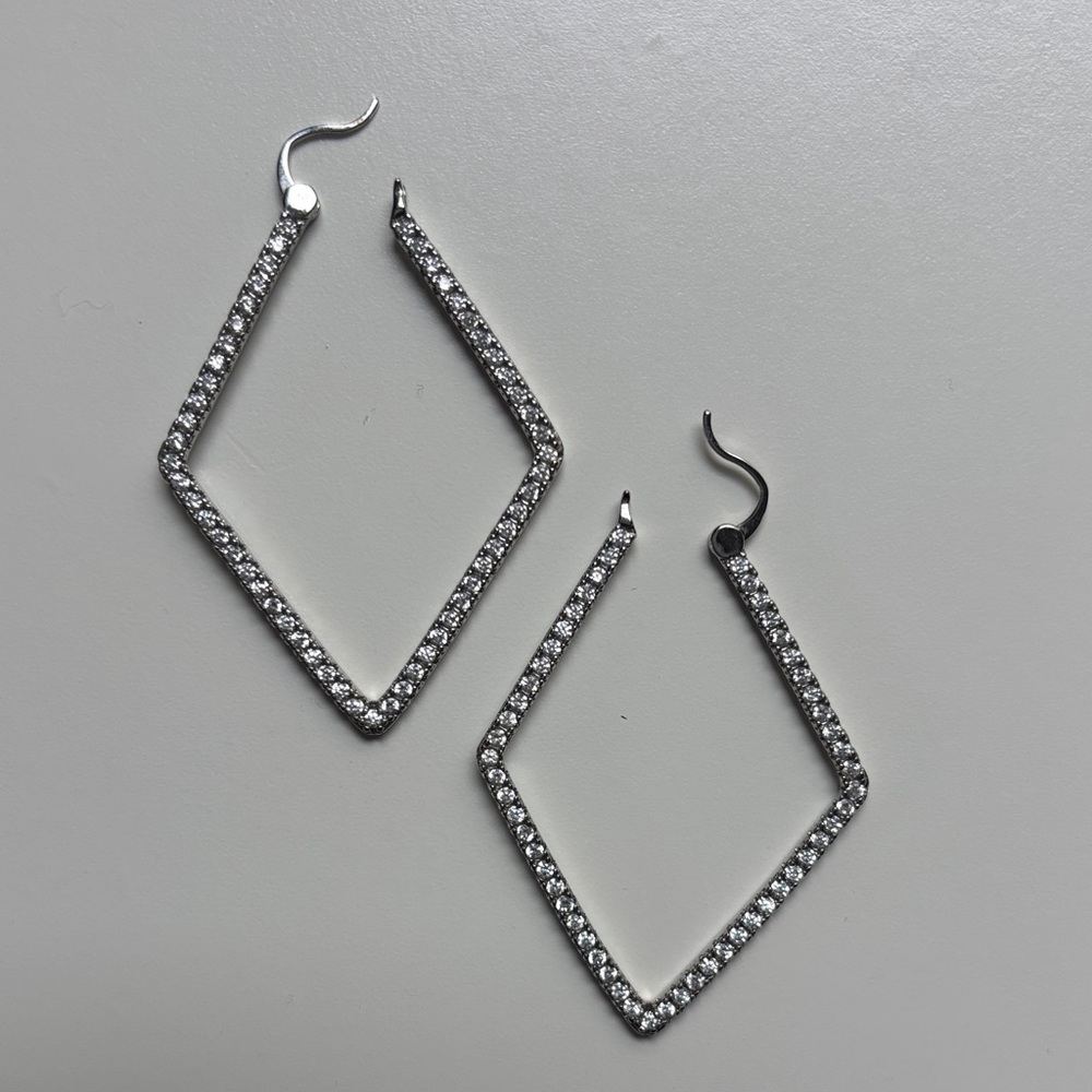 Kinsley Armelle Silver Diamond-Shaped Earrings Goddess Maddox collection